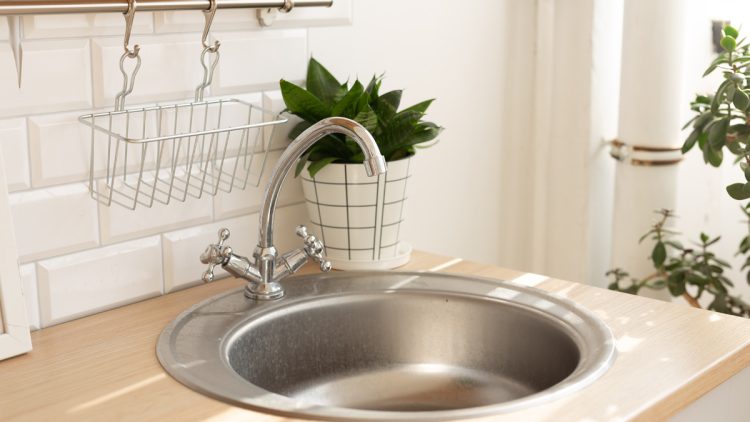 https://urbancustomsaz.com/wp-content/uploads/2023/06/How-To-Measure-Kitchen-Sink-750x422.jpg